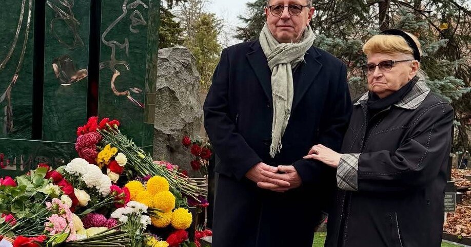 Сын Ширвиндта и его вдова открыли памятник на Новодевичьем кладбище