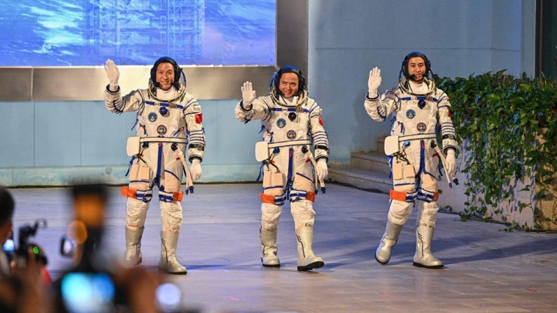 Тайконавты и мыши на орбите: миссия «Шэньчжоу-21»