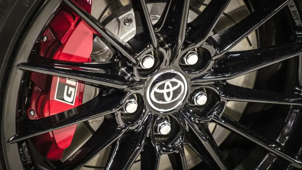 Toyota Veloz Hybrid: новый компактный SUV-минивэн с гибридной установкой