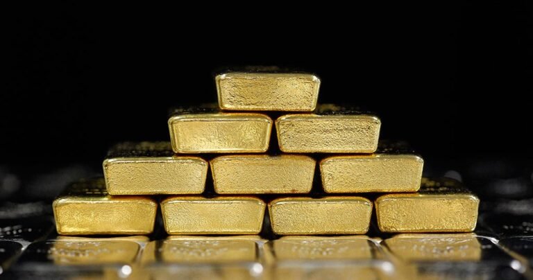 Цена золота падает: стоимость опускалась ниже $4,000 впервые с 7 ноября