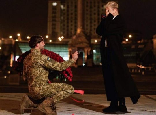 Украинский певец Melovin «обручился» с парамедиком ВСУ