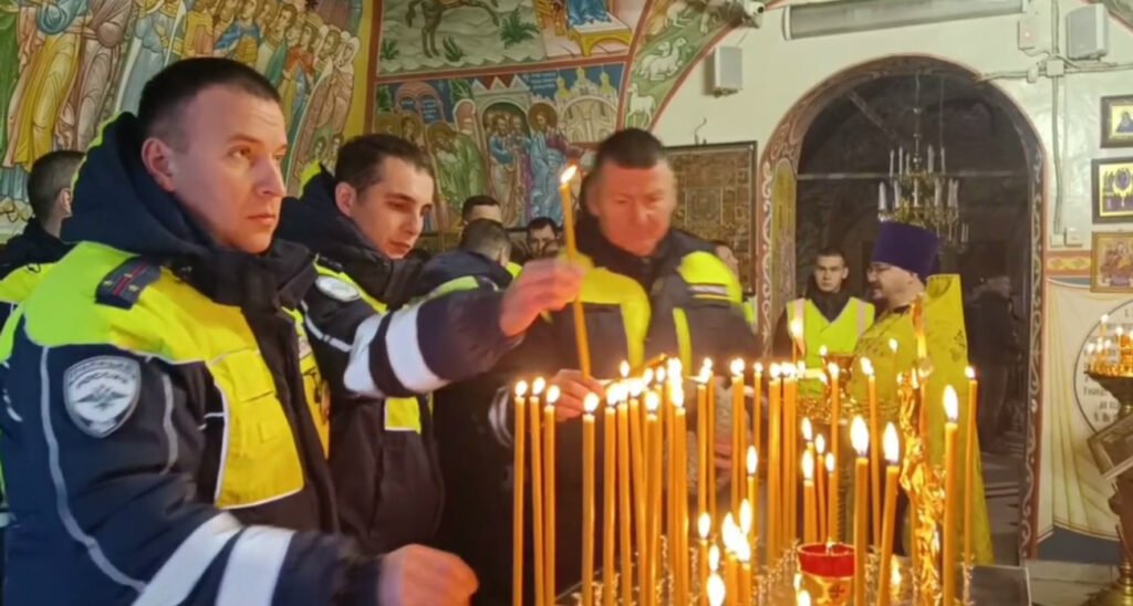 В Чувашии сотрудники ГАИ зажгли свечи в память о жертвах ДТП