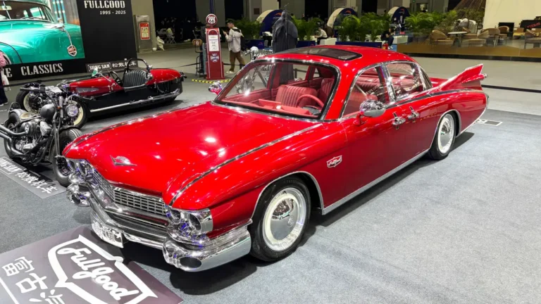 В Гуанчжоу состоялся парад ретро-авто и байков