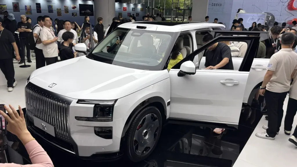 В России появился гибридный кроссовер Zeekr 9X: 898 л.с. и цена от 13,5 млн