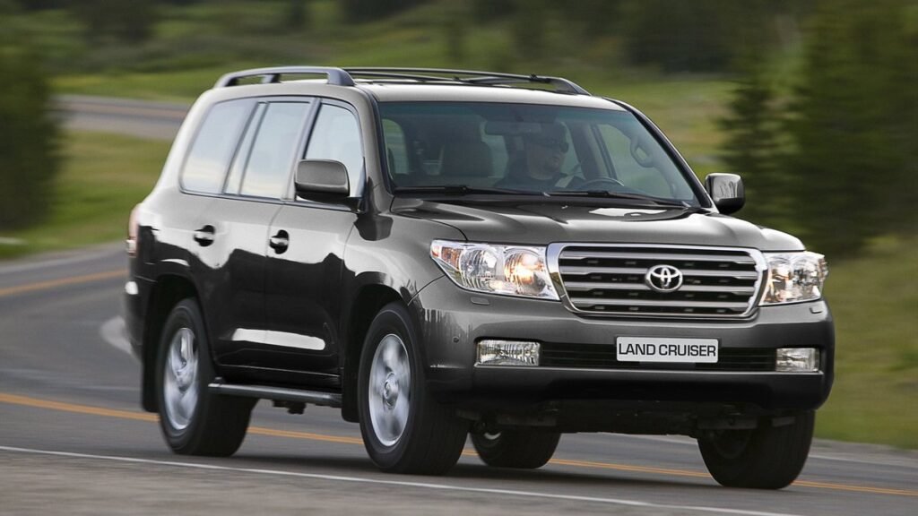 В России появился в продаже раритетный Toyota Land Cruiser 200 2008 года