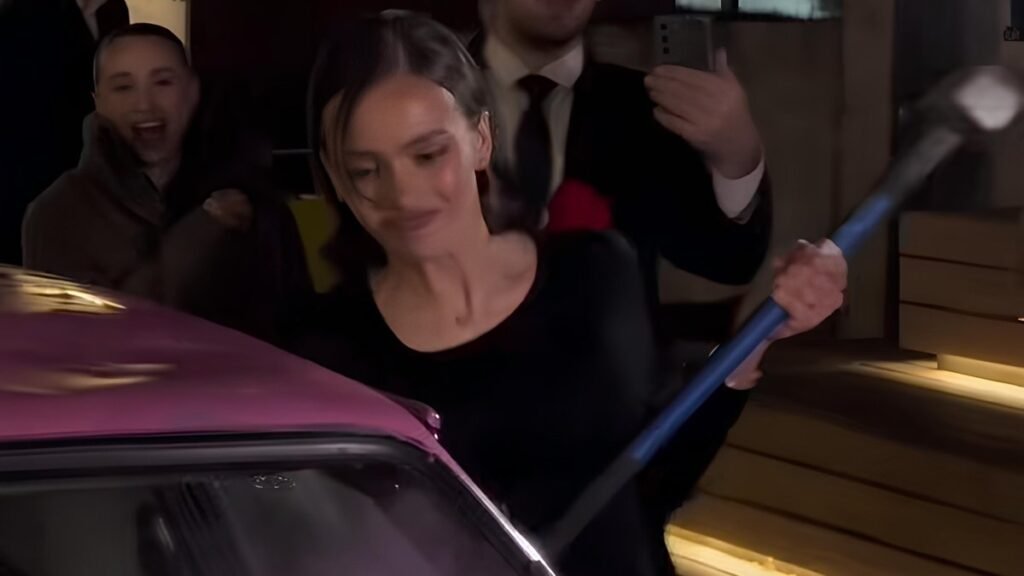 Валя Карнавал разбила розовую «Таврию»: символ окончания стресса