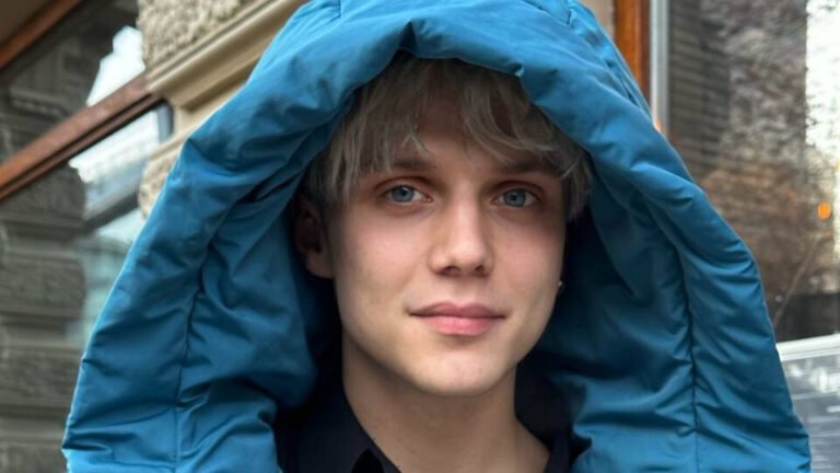 Ваня Дмитриенко: почему 20-летний певец собирает стадионы