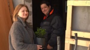 Вдова Романа Попова продает дом, чтобы прокормить детей