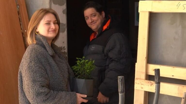 Вдова Романа Попова продает дом, чтобы прокормить детей