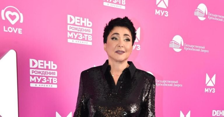 Звезды в соцсетях: Лолита поздравляет дочь, Мамаева критикует коллег