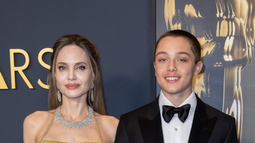 17-летний сын Анджелины Джоли попал в объектив папарацци в мини-шортах