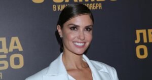 Агата Муцениеце с детьми и Дрангой готовится к Новому году