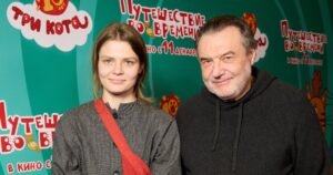 Алексей Учитель на премьере с молодой спутницей и дочерью