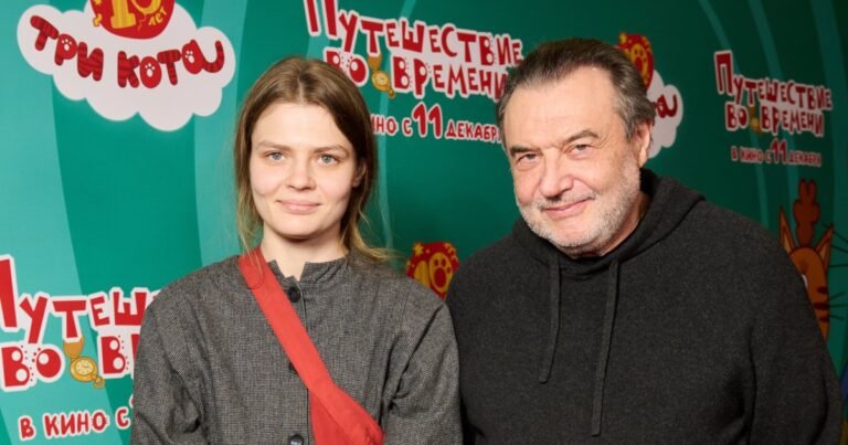 Алексей Учитель на премьере с молодой спутницей и дочерью