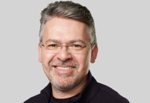 Apple усиливает ИИ-разработки: создатель Google Gemini возглавит Siri