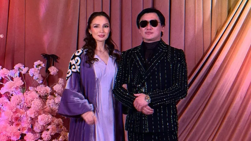 Дочь Кайрата Нуртаса растрогала мать до слез букетом цветов