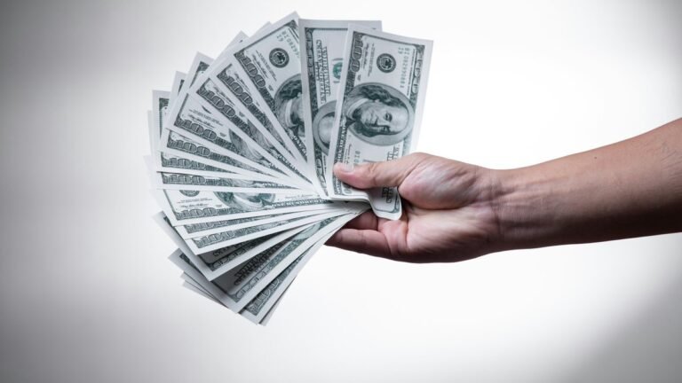 Доллар признан самой слабой валютой 2025 года