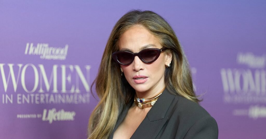 Дженнифер Лопес на индийской свадьбе: декольте и изумруды