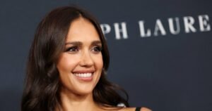 Джессика Альба в бикини: 44-летняя актриса поразила фигурой