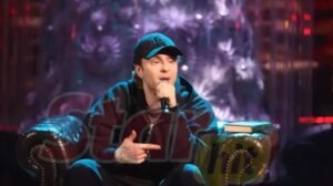 Егор Крид на костылях появился на съемках Новогодней ночи на Первом