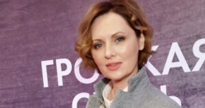 Елена Ксенофонтова из «Кухни» опубликовала фото с морщинами в честь 53-летия