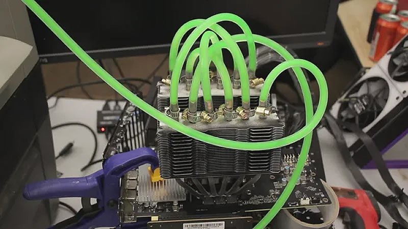Энтузиаст создал гибридную систему охлаждения GPU с тепловыми трубками