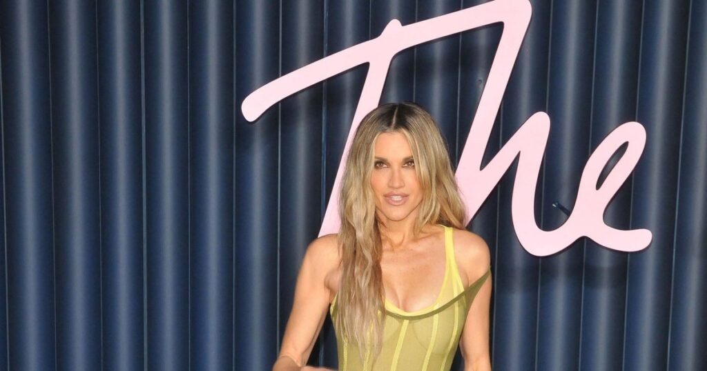 Эшли Робертс из Pussycat Dolls позирует в купальнике