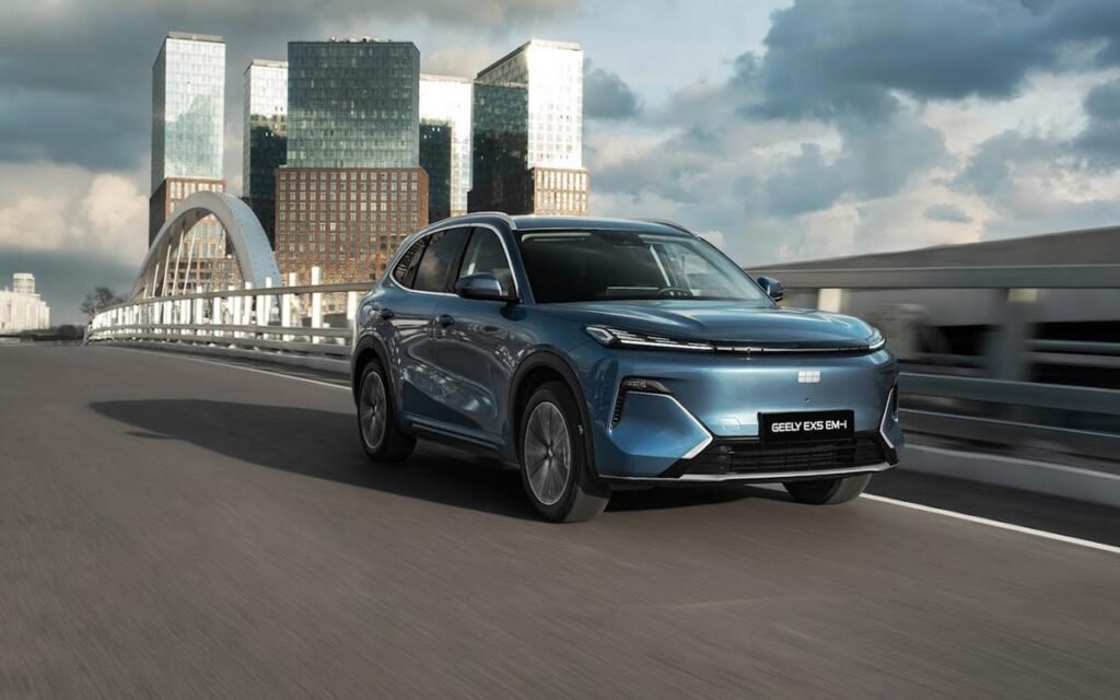 Geely представил в России новый гибридный кроссовер EX5 EM-i