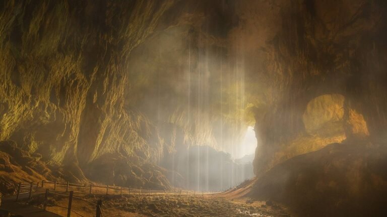 Гигантская пещера Sarawak Chamber: тайны depths Борнео