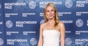 Гвинет Пэлтроу позировала среди кактусов в эффектном платье