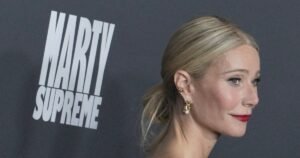 Гвинет Пэлтроу удивила поклонников ярко-розовым нарядом