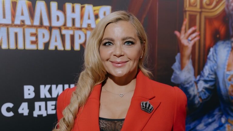 Ирина Пегова представила комедию 'Шальная императрица' в Санкт-Петербурге