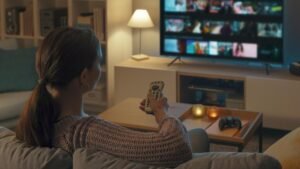 Казахстанцы отказываются от ТВ: грозит ли стране информационный кризис