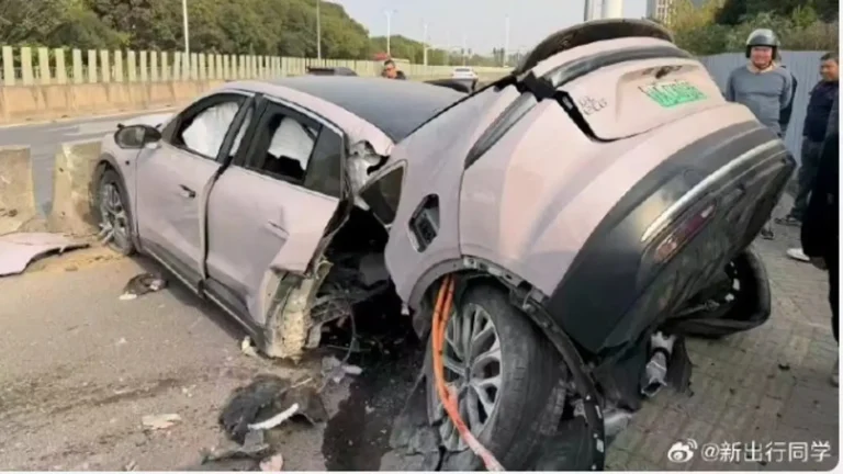 Китайский электрокар Nio EC6 разломился на две части после ДТП в Шанхае