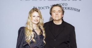 Константин Эрнст с подросшими дочерьми на выставке в Пушкинском музее