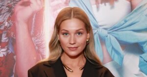 Кристина Асмус опубликовала фото в бикини с загадочным спутником