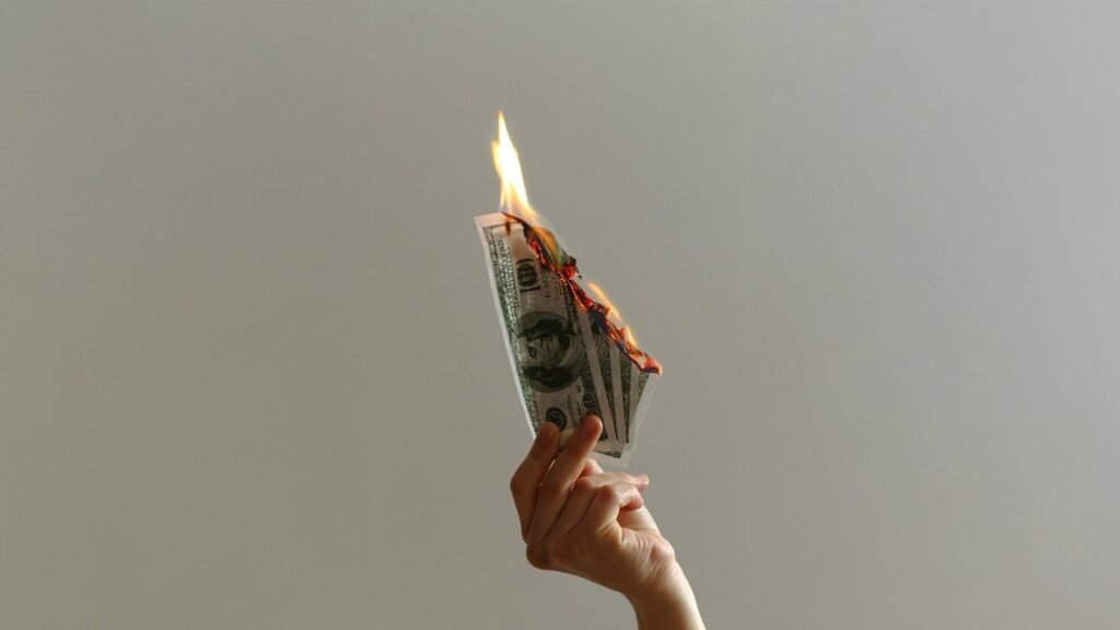 Курс доллара снижается: тенденции в России и мире