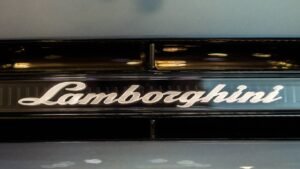 Lamborghini Revuelto от Ad Personam: заводская персонализация против тюнинга