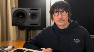 Лидер A'studio Байгали Серкебаев удивил фанатов выбрасывая мусор под тренд