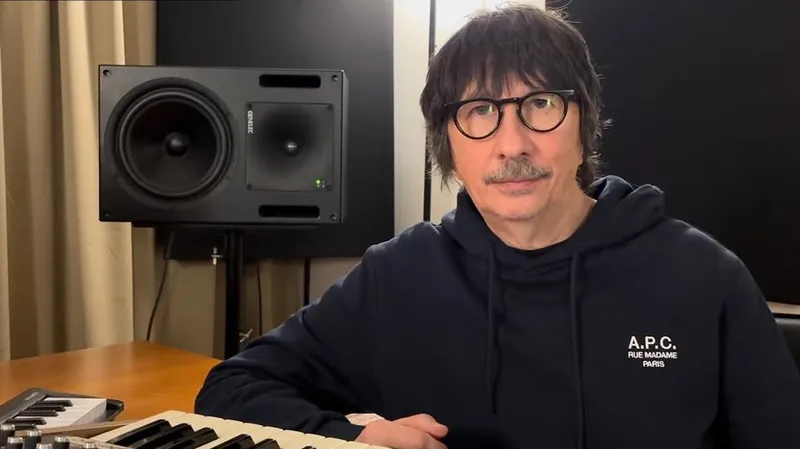 Лидер A'studio Байгали Серкебаев удивил фанатов выбрасывая мусор под тренд