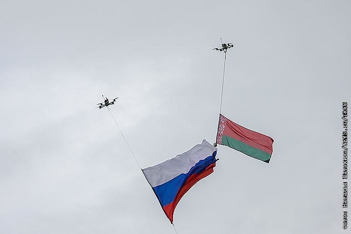 Лукашенко помиловал более 100 человек и отправил их на Украину