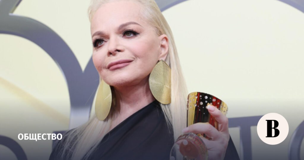 Мошенники обманули Ларису Долину на 317 млн рублей