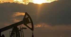 Нефтяной рынок: профицит давит на цены