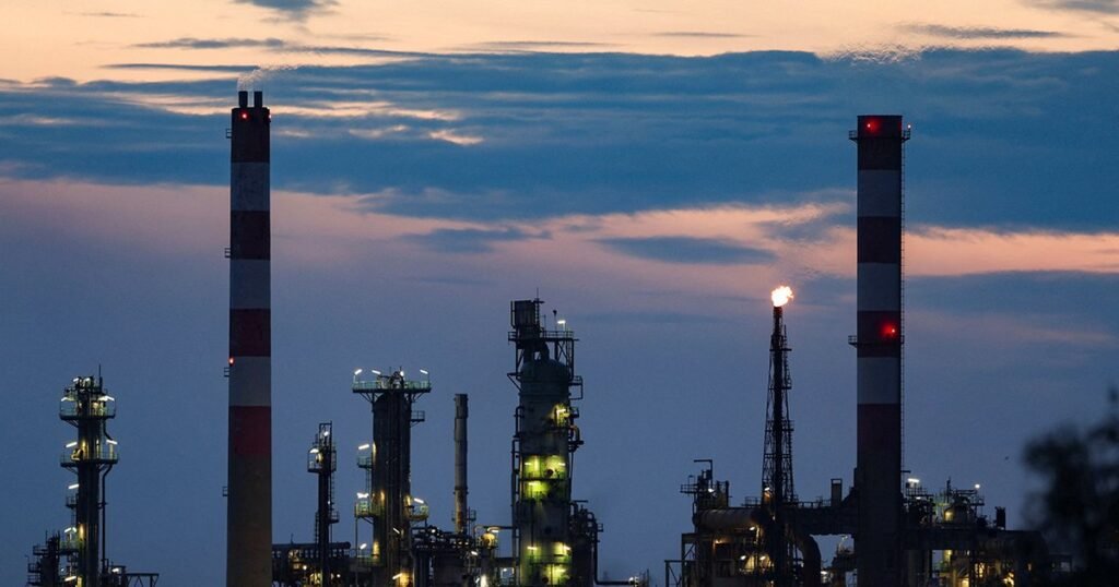 Нефтяные гиганты под давлением: кто выиграет от избытка нефти