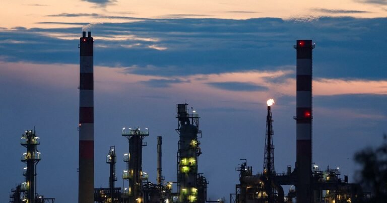 Нефтяные гиганты под давлением: кто выиграет от избытка нефти