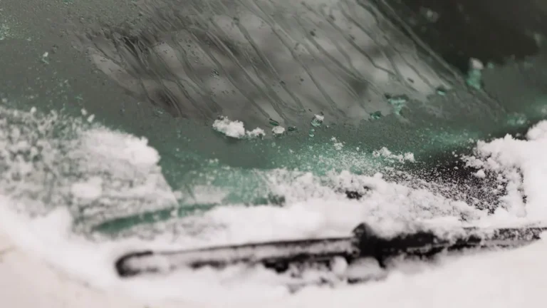 Необычная причина запотевания лобового стекла: что проверить