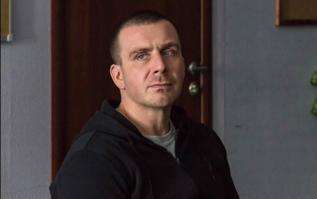 Необычный путь Антона Васильева: от противостояния до успеха в актерстве