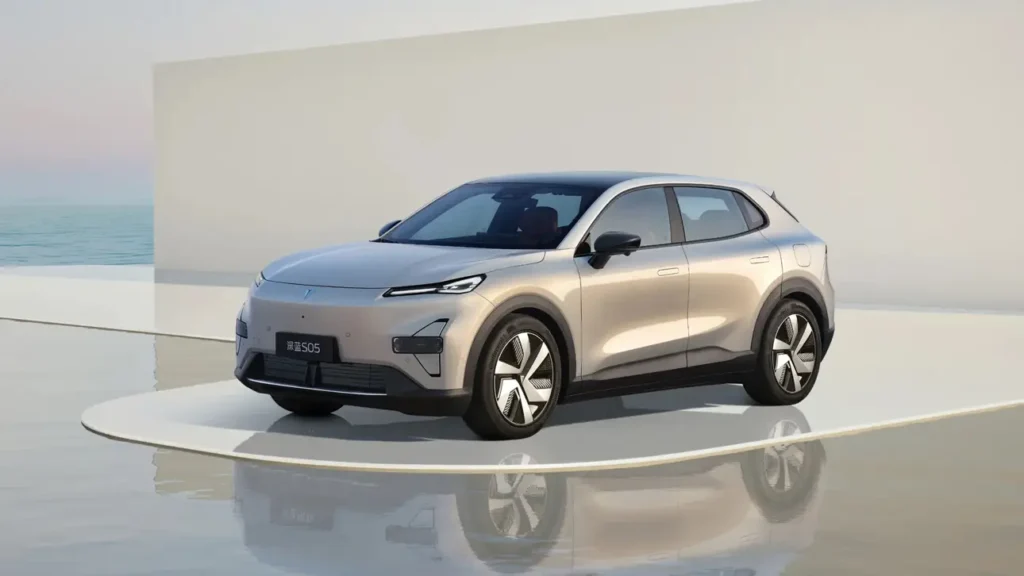 Новый гибридный кроссовер Deepal S08: российские продажи и характеристики