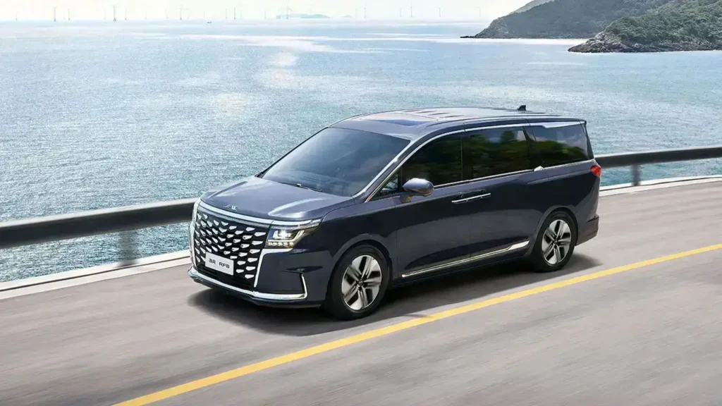 Первые китайские минивэны JAC RF8 появились в России
