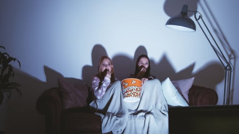 Почему мы смотрим сериалы: психолог Василькова дает ответ